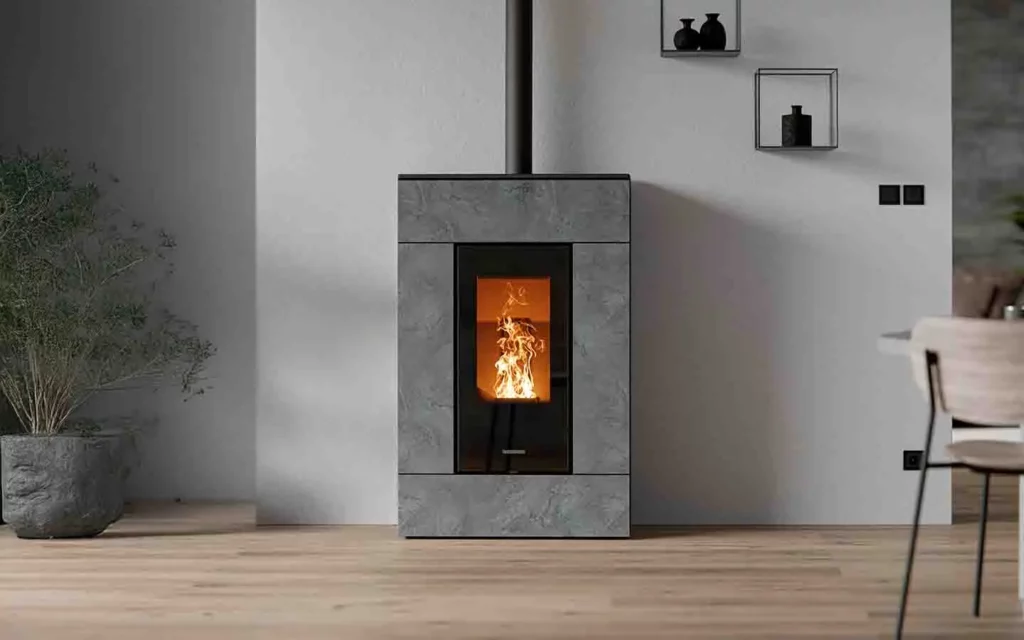 Poêle à granulés Thermorossi Lumia avec habillage en pierre ollaire, installé dans un intérieur design