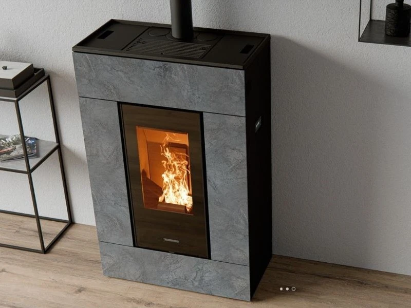 Poêle à granulés Thermorossi Lumia avec revêtement en pierre dans un salon élégant