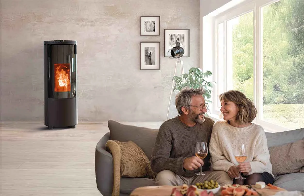 Poêle à granulés noir moderne dans un intérieur design minimaliste