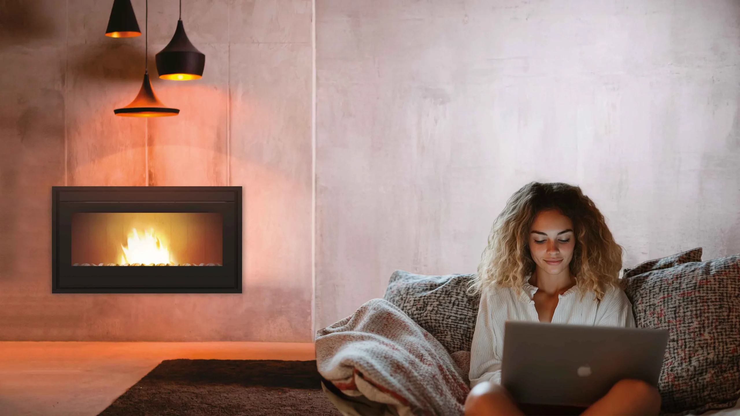 Femme détendue devant l’insert à granulés Esprit Infinity en fonctionnement