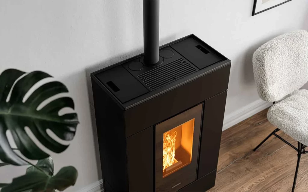 Vue du dessus du poêle à granulés Thermorossi Lumia avec sortie de fumées par le dessus