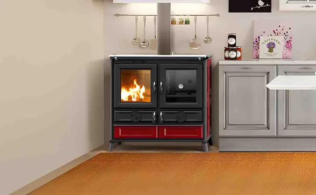 Cuisinière à bois Thermorossi Viola installée dans une cuisine, finition bordeaux avec four vitré