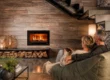Insert à bois Thermorossi Skyline avec grande vision du feu dans un salon contemporain
