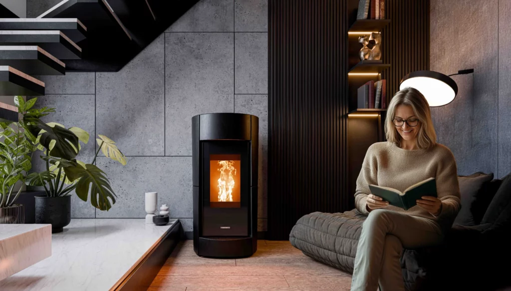 Poêle à bois canalisable Thermorossi Dorica avec habillage en pierre dans un salon contemporain