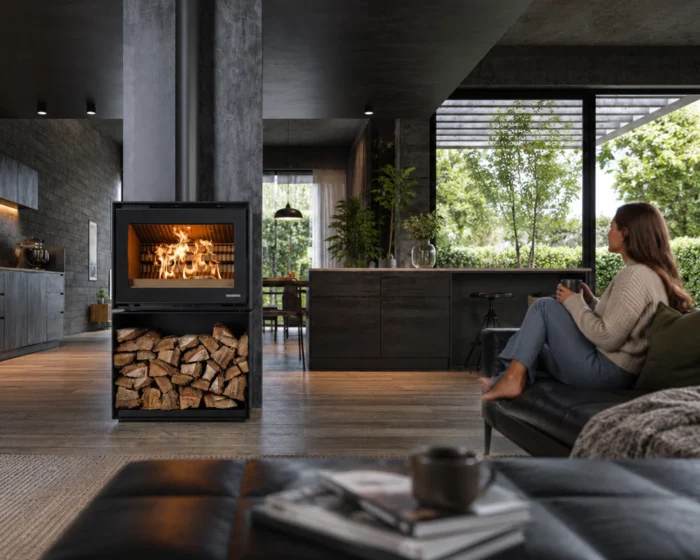 grand-poele-a-bois-horizontal-moodnight-thermorossi Grand poele a bois horizontal Moodnight de Thermorossi avec bucher integre et grand foyer pour buches de 50 cm.